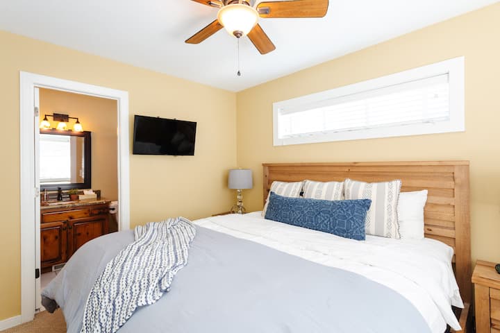 ห้องนอนใหญ่ชั้นบนห้องที่สองมีเตียงขนาดคิงไซส์และห้องน้ำในตัว  