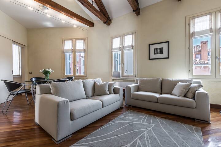 Ca’ Pantalon Bright Apt with Terrace gallery image 2