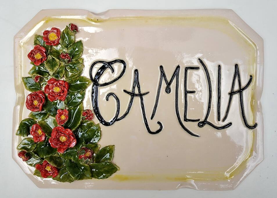 La targa esterna in ceramica della Villa CAMELIA.