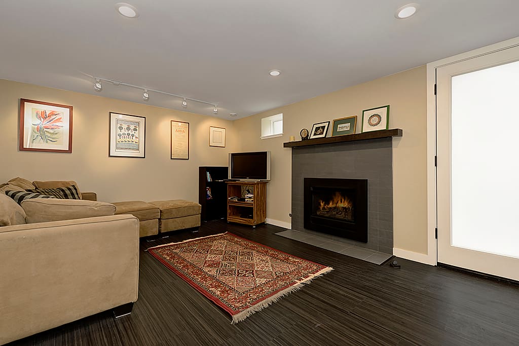 Living room with gas heating fireplace and large comfy couch. Fast WiFi and cable TV included, as well as DVD player and Xbox 360.