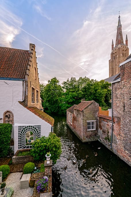 Quiet room in heart of Bruges with view on canal