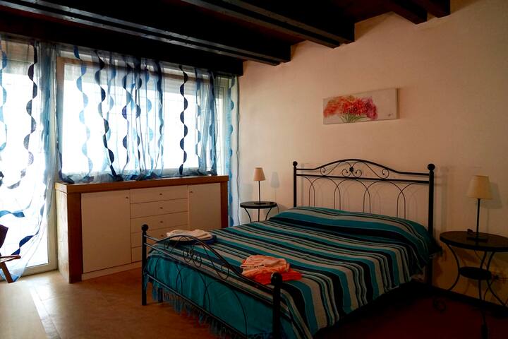 Camera matrimoniale piano terra - prízemná spálňa