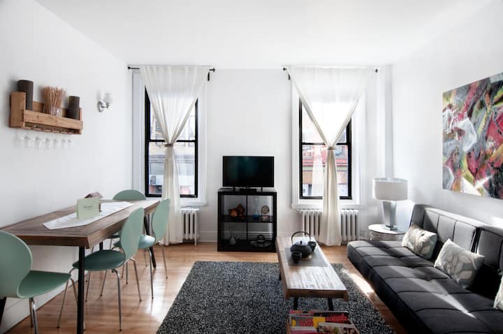 ¡Sala de estar luminosa con diseño elegante y luz natural!