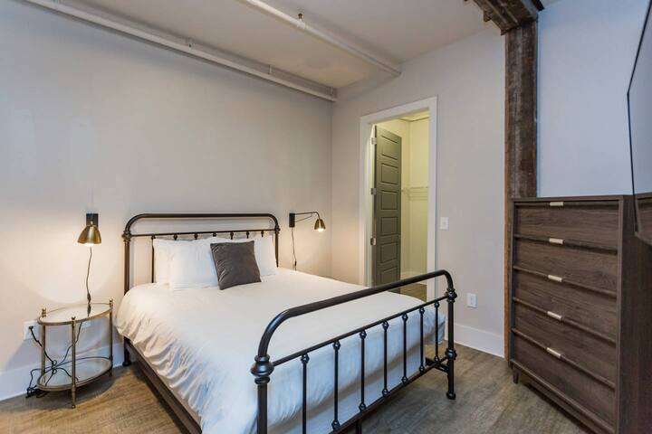 WALK to all the bars! DOWNTOWN Nashville Loft! 404 gallery image 4