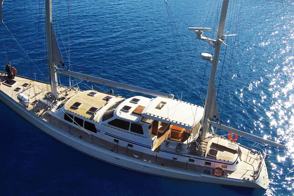 Velero ketch de 26 metros.