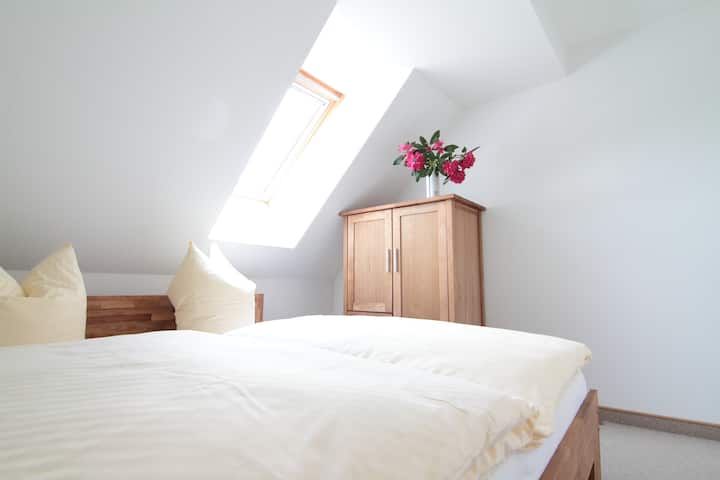 Doppelbett im Schlafzimmer