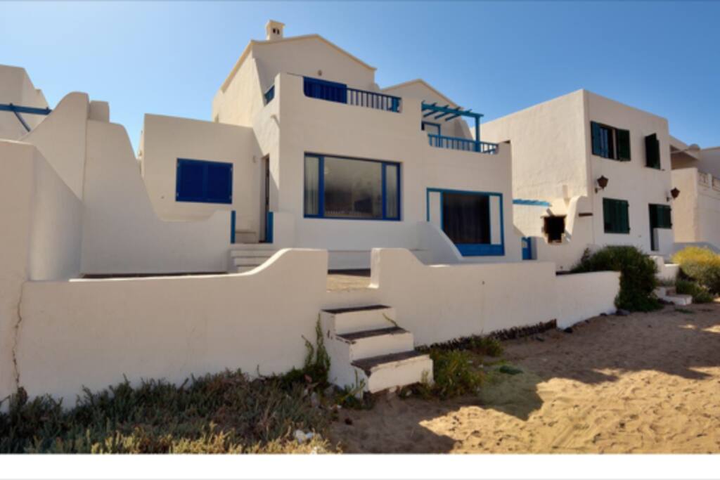 La casa ofrece tumbonas para tomar el sol en la terraza.