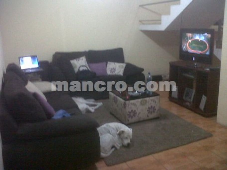 Sala con TV con cable y wifi