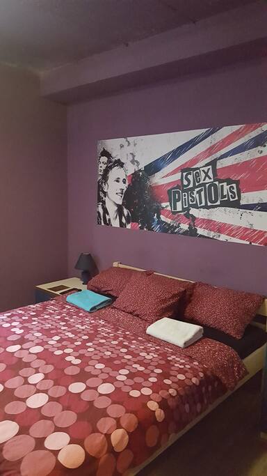 Sex Pistols room, private bathroom,TV(cable)