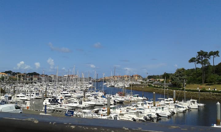 Apartment with direct view of the marina