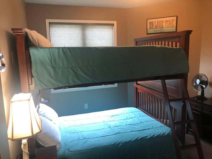 第三间卧室配有大型全尺寸双层床