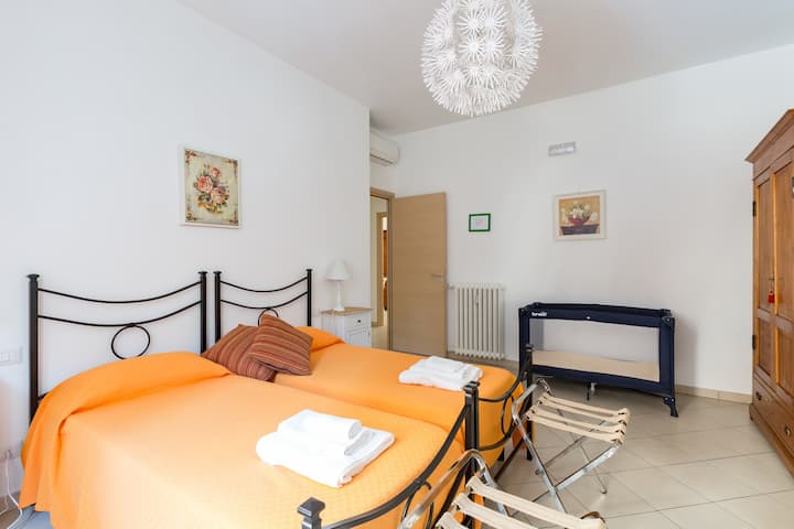 Стая с две единични легла и бебешко легло при поискване