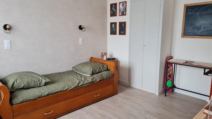 Bedroom of doc
2 single beds. Linens, duvets, and pillows provided. Beds made for your stay.