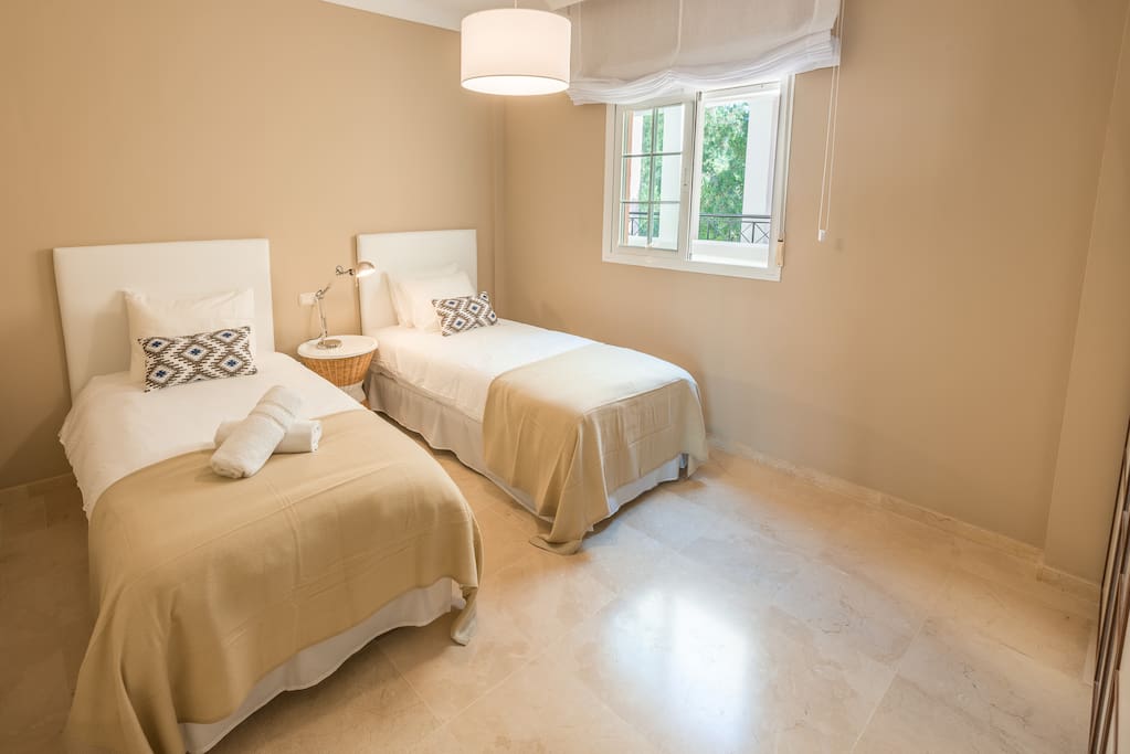 Guest bedroom, twin beds 90x200cm