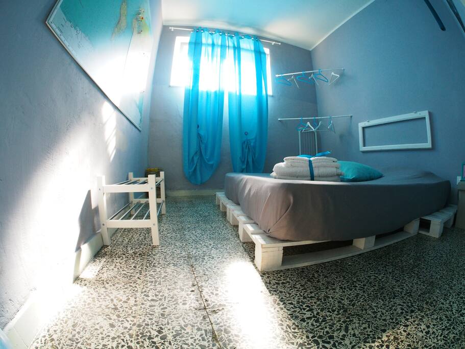 THE BLUE ROOM OF CIAO BELLA is a double bedroom for single use, colorfull, creative design and forniture