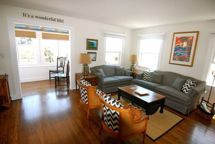 Charming Manhattan Beach Cottage gallery image 2