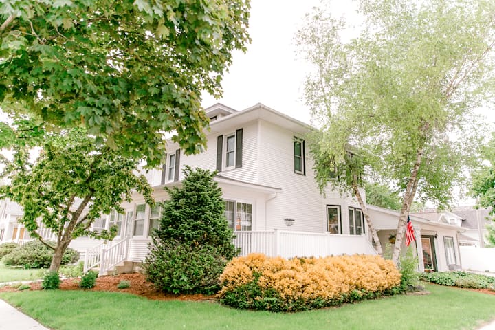 Walkable & Space to spread out.