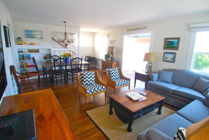 Charming Manhattan Beach Cottage gallery image 3