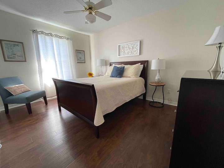 Spavaća soba na katu s pogledom na bazen.  