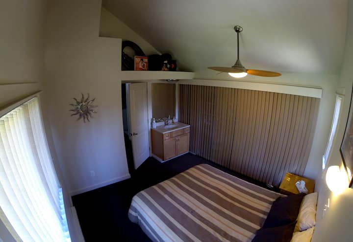 Cada dormitorio tiene su propio tocador con muchos puertos de energía para hacerte bonito y mantener la ducha/inodoros vacíos