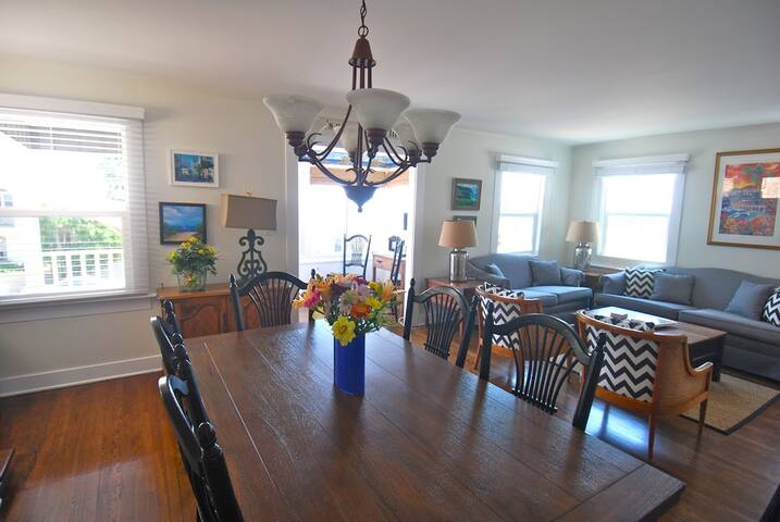 Charming Manhattan Beach Cottage gallery image 4