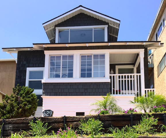 Charming Manhattan Beach Cottage