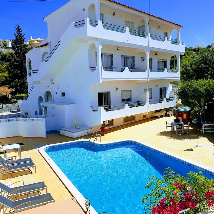 T0 Com Piscina Partilhada + Cozinha Completa - Albufeira