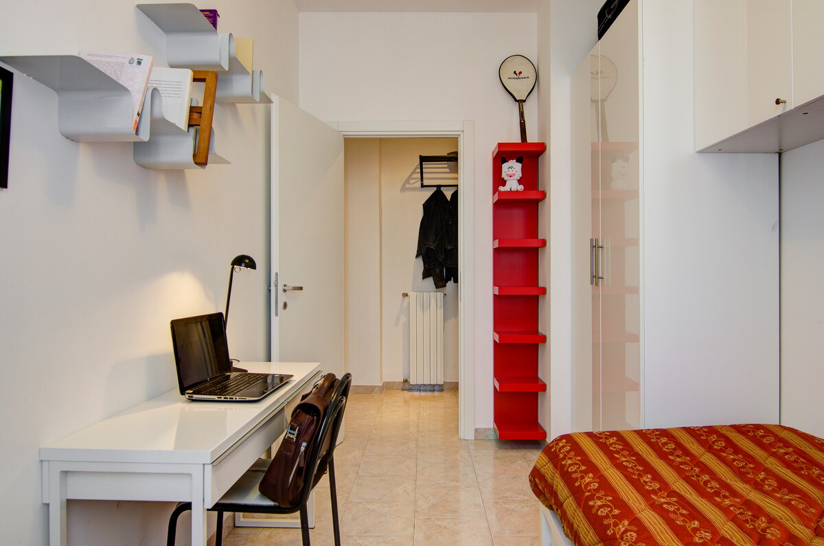 明亮的单人房，带独立卫生间