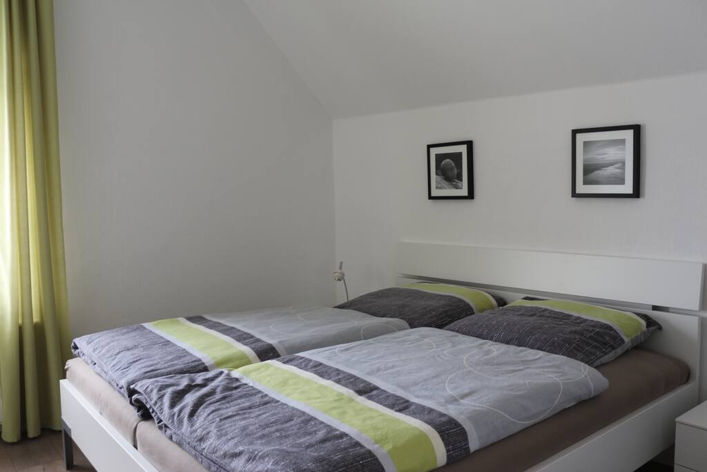 Gemütliches Doppelbett im Schlafzimmer