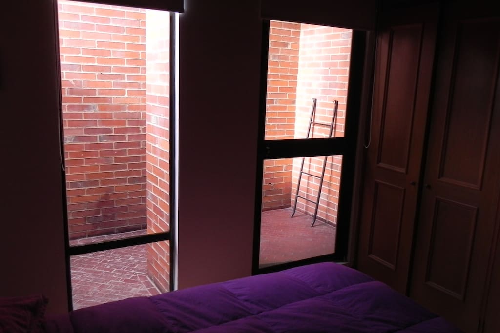 La habitación cuenta con un balcón exterior