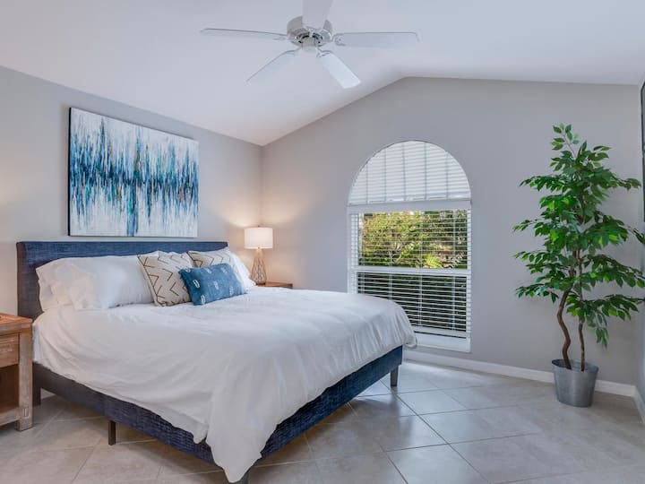 חדר אורחים נעים עם אור טבעי ומיטת קינג סייז מפנקת לחלומות מתוקים