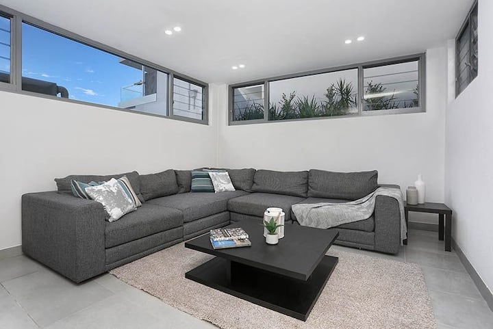 استرخ في غرفة الصالة المريحة للغاية مع تلفزيون LCD مقاس 50بوصة ونظام مسرح منزلي.
 