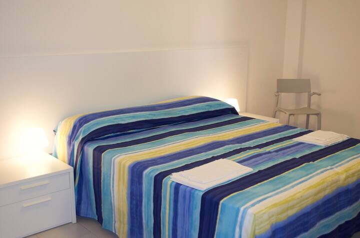 ห้องนอนเตียงคู่ชั้นล่าง
