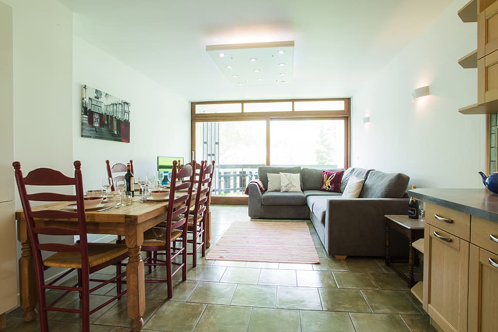2nd aspect of living room, showing large doors onto balcony