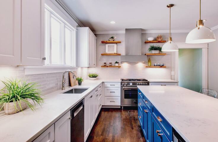 HGTV 12 South Bungalow | Walk to Coffee & Shops gallery image 3