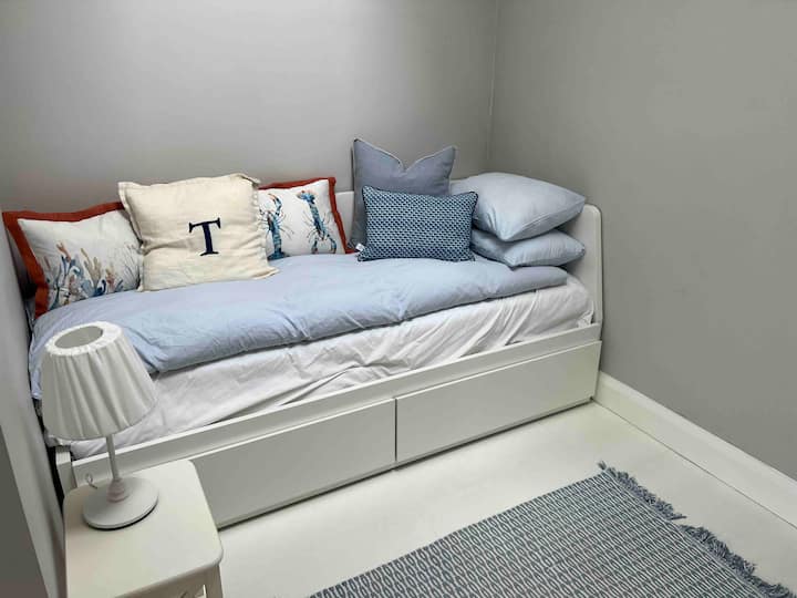 Chambre 2 : lit de jour 
Tirer vers un lit king size européen/lit queen size américain