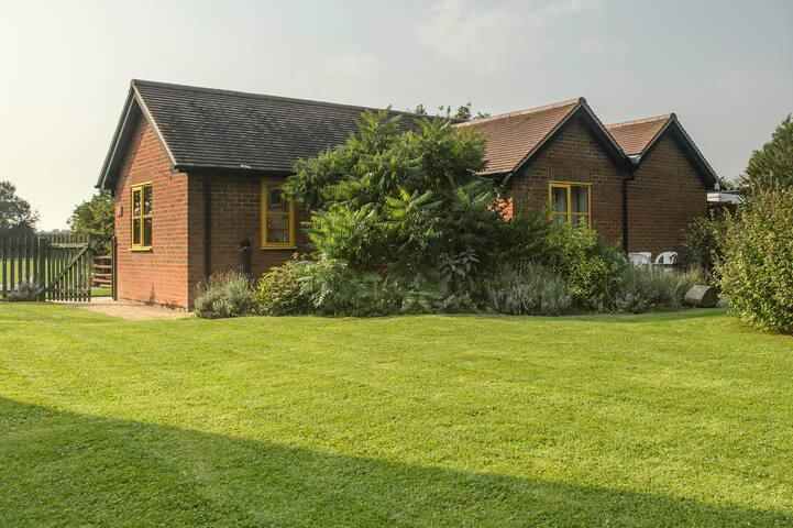 Rhus Cottage near Thame, quiet break for 2