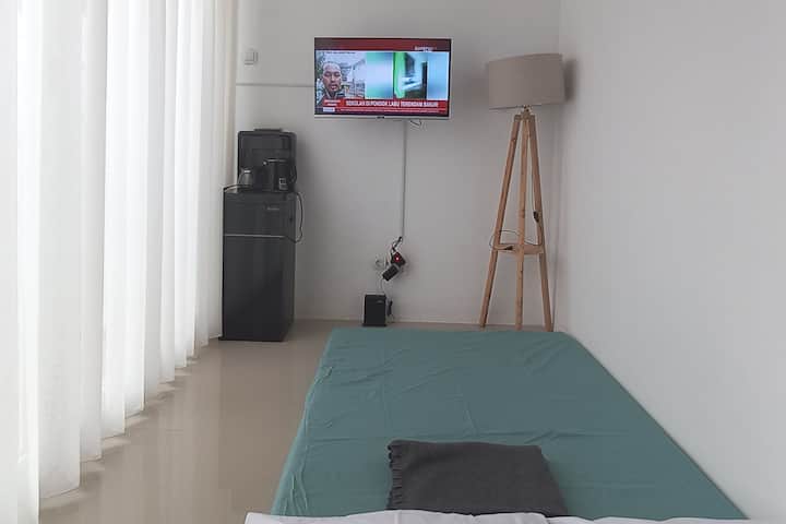 The living room, with 120 beds. There is a digital smart TV and a dispenser.