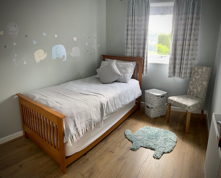 Spavaća soba 3 - ima sjenilo za zamračivanje - savršeno za djecu. Ispod se nalazi krevet na razvlačenje u punoj veličini. 