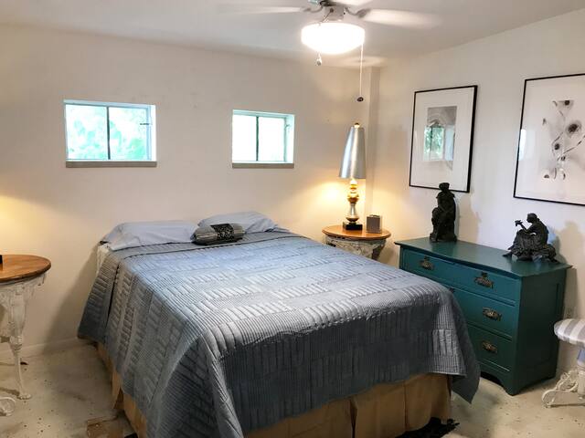 Art Nouveau Room Downtown w/ Private Bath