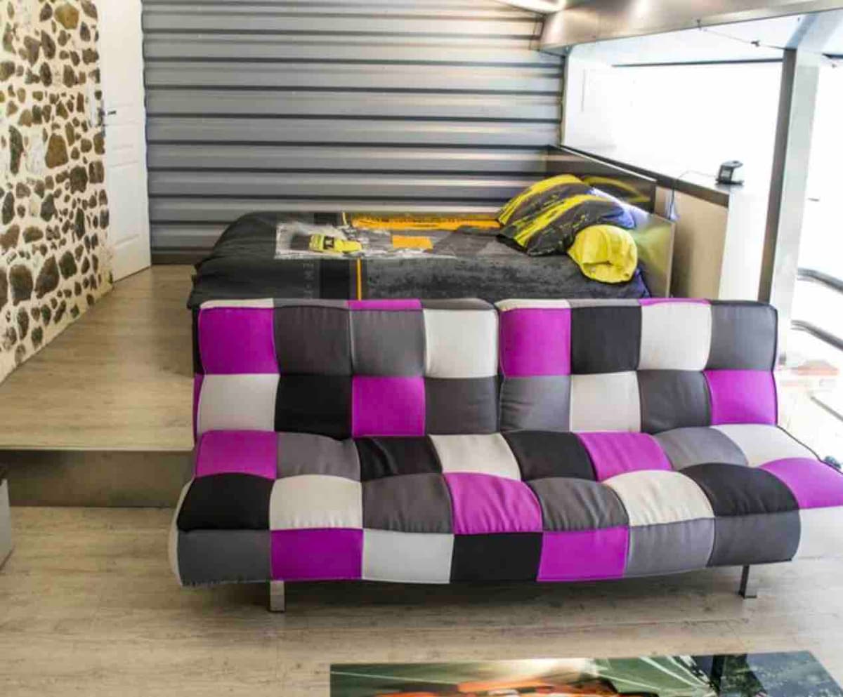 Krevet br. 2 i sofa na uglu televizora 