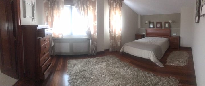 Glavna spavaća soba s kupaonicom. Krevet 150 cm.