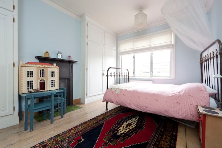 Upstairs 1 person bedroom. Window overlooks garden at the rear of the house. Dollhouse shown on photo has been put into storage. Bedsize is special as it's an antique bed: 120cm by 190 cm or about 47 in by 75 in