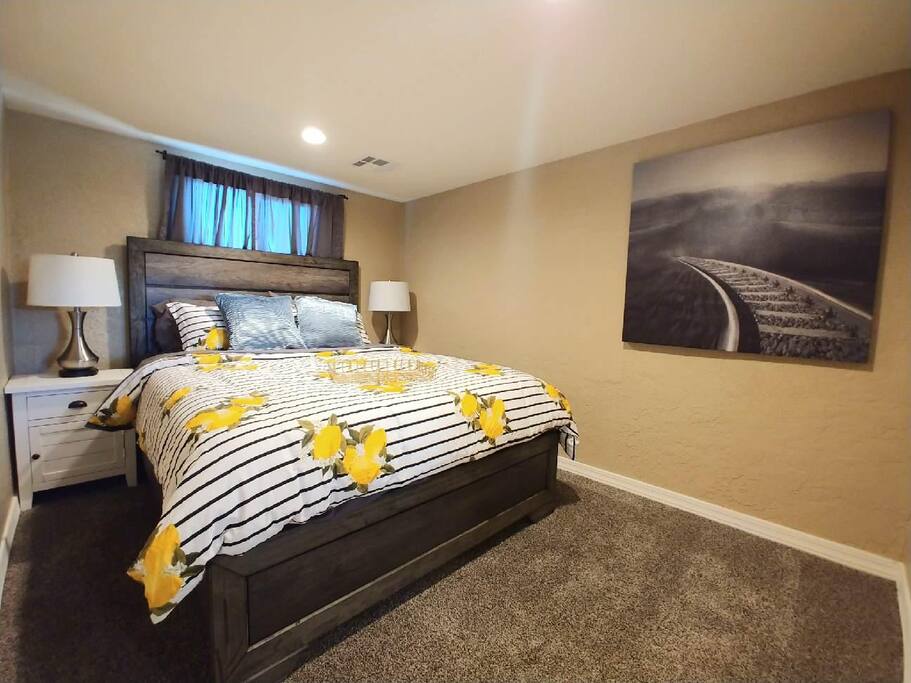 Cozy 1-bedroom upstairs guest house/apartment.
