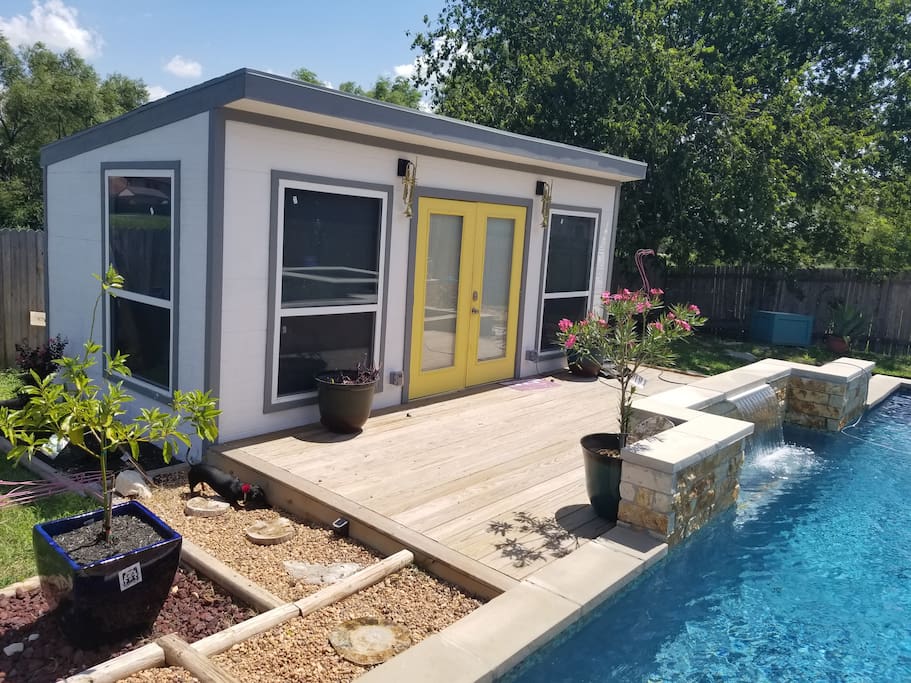 This guest house has shared access to a private residence pool and hot tub.