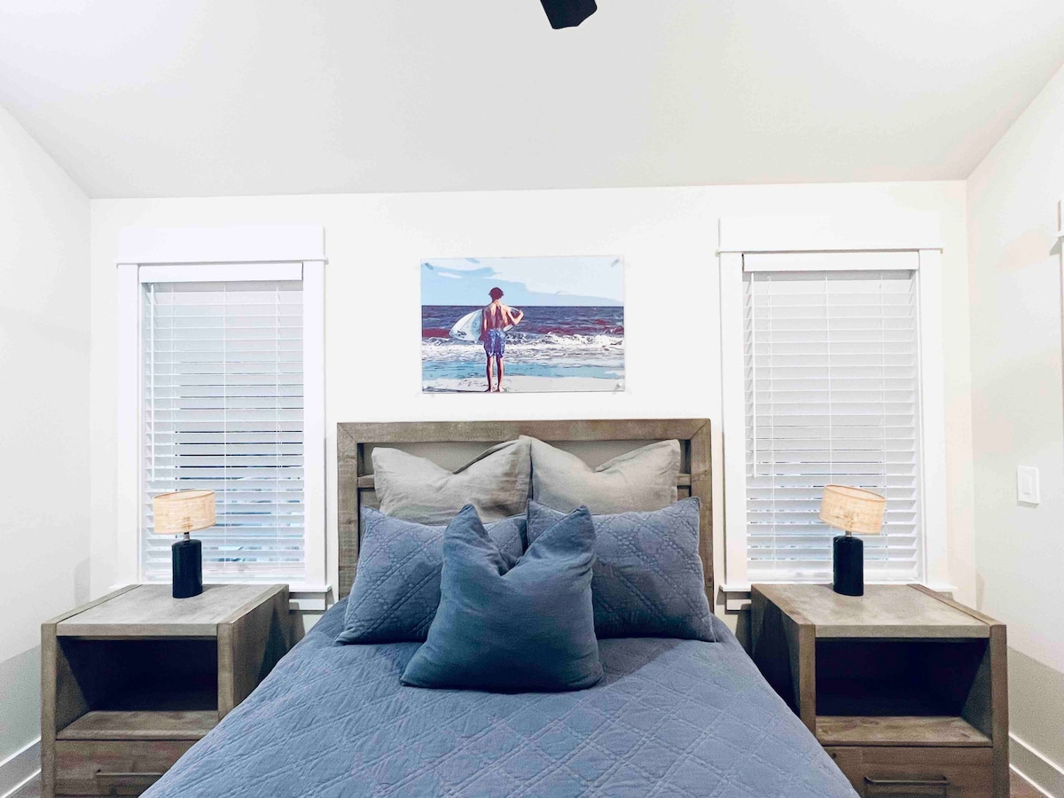 Bedroom #3 - Queen size bed - Walk in closet - Jack and Jill bathroom