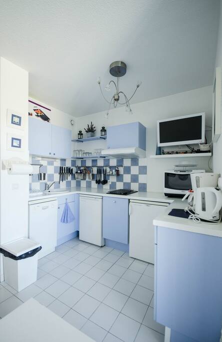 Une CUISINE toute équipée avec Réfrigérateur, Congélateur, Lave-Vaisselle, Four, Cafetière, Bouilloire ... ect.