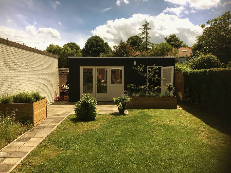 Ruime tuin op zuiden met achterin nieuw tuinhuis (extra slaapkamer inclusief toilet en wastafel).