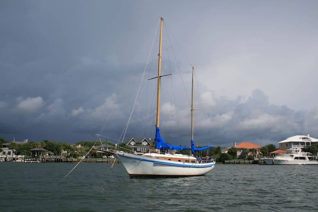 A classic 39 ft ketch, primarily used for Airbnb & daysailing. It's outfitted for your comfort and pleasure~