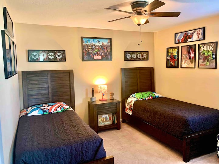 Cuarto dormitorio, Marvel temático con juguetes para niñas y niños disponibles para jugar